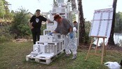 Kunst i Aremark - Støy fra mediene ødelegger samfunnet. Det mener en kunstner som nå stiller ut i Aremark. På Strømsfoss mølle og galleri er det kunst i mange formater.