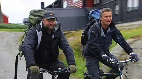 Sponheim og Stoltenberg på fisketur (Foto: Nils Tore Hjørnevik/NRK) Sponheim og Stoltenberg på fisketur (Foto: Nils Tore Hjørnevik/NRK)