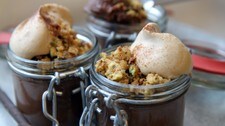 Mørk sjokoladekrem med nøttesmuler og kaffekrem (Foto: Tone G. Johannesen/NRK) Mørk sjokoladekrem med nøttesmuler og kaffekrem (Foto: Tone G. Johannesen/NRK)