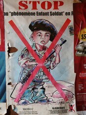 Stopp bruk av barnesoldater! Afrikansk plakat. (Foto: Jon Anton Brekne/NRK) Stopp bruk av barnesoldater! Afrikansk plakat. (Foto: Jon Anton Brekne/NRK)