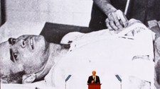 Fred Thompson snakker om John McCain (Foto: MIKE SEGAR/REUTERS) Fred Thompson snakker om John McCain (Foto: MIKE SEGAR/REUTERS)