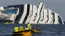 Oil recovery workers pass the Costa Concordia cruise (Foto: PAUL HANNA/Reuters) Oil recovery workers pass the Costa Concordia cruise (Foto: PAUL HANNA/Reuters)