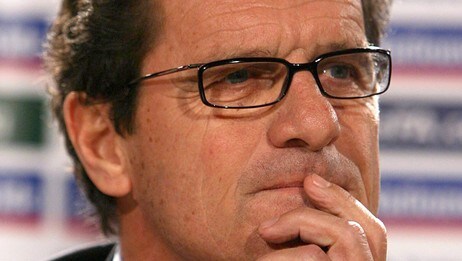 Fabio Capello  på pressekonferansen i London. (Foto: Nick Potts/AP)
