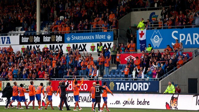 Aalesund-spillerne jubler foran egne fans etter 5-0-seier over Tirana (Foto: Ekornesvåg, Svein Ove/NTB scanpix) Aalesund-spillerne jubler foran egne fans etter 5-0-seier over Tirana (Foto: Ekornesvåg, Svein Ove/NTB scanpix)