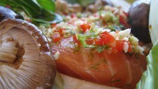 Ørret med chili, ingefær og lime før den skal dampes (Foto: Hanne Hoftun/NRK) Ørret med chili, ingefær og lime før den skal dampes (Foto: Hanne Hoftun/NRK)