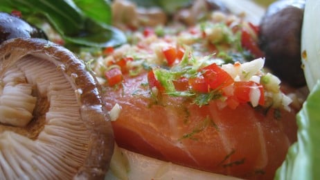Ørret med chili, ingefær og lime før den skal dampes (Foto: Hanne Hoftun/NRK) Ørret med chili, ingefær og lime før den skal dampes (Foto: Hanne Hoftun/NRK)