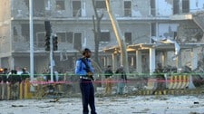 En pakistansk politimann vokter eksplosjonsstedet i Peshawar (Foto:A. Majeed/Scanpix/AFP) En pakistansk politimann vokter eksplosjonsstedet i Peshawar (Foto:A. Majeed/Scanpix/AFP)