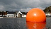 Hva er egentlig dette? - Hva er egentlig dette? Dobbe, badeball eller hemoroide? Skjellsordene har haglet i debatten om rogn-skulpturen i Mandal. Mandalittene har engasjert seg kraftig i debatten om den nye kunsten ved kulturhuset.