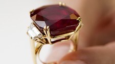 SWITZERLAND-SALE-JEWELLERY-SAFRA (Foto: FABRICE COFFRINI/Afp)