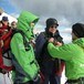 Alle må i tau før turen over breen starter.