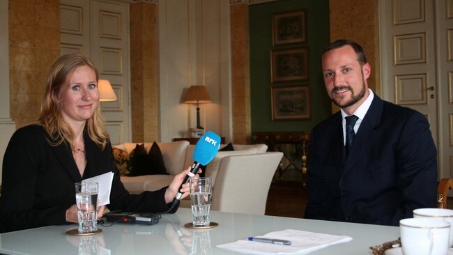 NRKs Elin Solvang intervjuer kronprins Haakon.  (Foto: Irene Elisabeth Rossland/NRK)