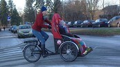 Eldre på elsykler - Eldre fraktes rundt med elsykler