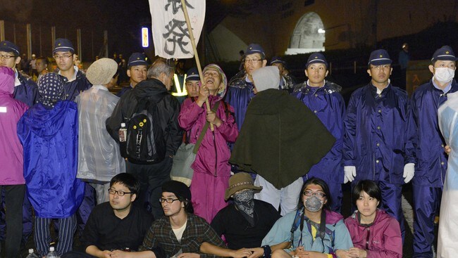 Demonstrerer mot atomstart (AP Photo/Kyodo News) Demonstrerer mot atomstart (AP Photo/Kyodo News)
