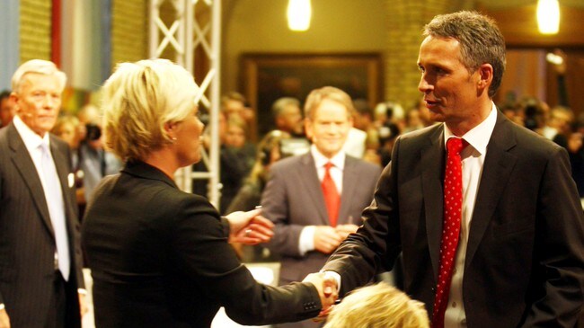 Siv Jensen og Jens Stoltenberg i Stortingets vandrehall før partirunden valgnatten 2009  (Foto: Junge, Heiko/Scanpix)