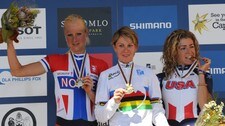 Gullvinner Jirina Kalentjeva flankert av Lene Byberg (t.v.) og bronsevinner Willow Koerber fra USA. (Foto: TORSTEN BLACKWOOD/AFP)