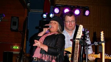 cowboyfest på Lalm samfunnshus  (Foto: Rita & Ståle)