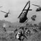 1965: US. army-helikoptre skyter med maskingevær inn mot trærne for å dekke sør-vietnamesiske soldater som blir angrepet av Vietcong-soldater. 