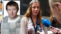 Andrine Johansen intervjues om Henrik Rasmussens innsats 22. juli (Foto: Siv Sandvik/Privat/NRK)