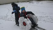 Magnus og Daniel har sykkel med snødekk (Foto: Eva Rønstad) Magnus og Daniel har sykkel med snødekk (Foto: Eva Rønstad)