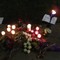 Fans mintes sangeren med lys og blomster i Los Angeles lørdag kveld lokal tid.