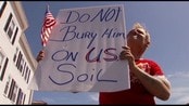 "Do not bury him on US soil" - Flere demonsterer mot at terrormistenkte Tamerlan Tsarnaev skal gravelegges i USA.