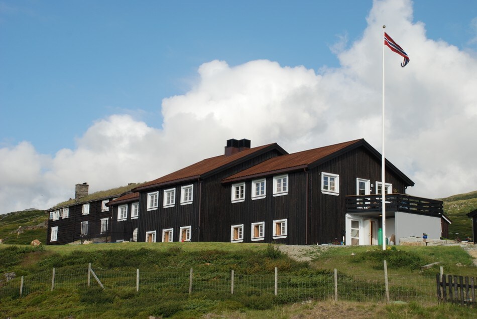 Grimsdalshytta har fått flere nye rom. Disse er i første etasje i det nye bygget (til høyre). Fra de nye rommene er det utsikt over dalen. I andre etasje er det spisesal, resepsjon og kjøkken.