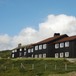 Grimsdalshytta har fått flere nye rom. Disse er i første etasje i det nye bygget (til høyre). Fra de nye rommene er det utsikt over dalen. I andre etasje er det spisesal, resepsjon og kjøkken.