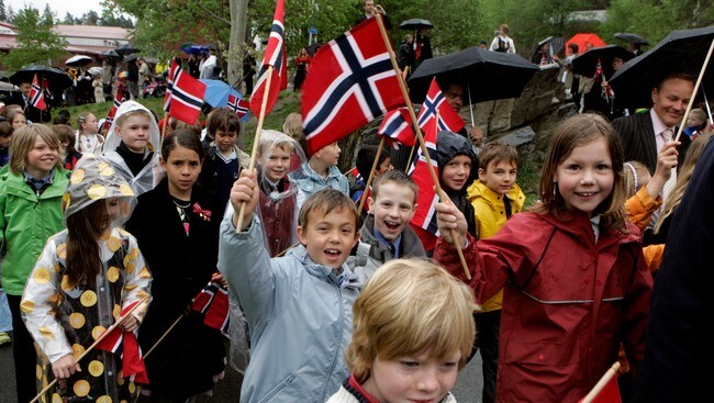 Elever fra Hallagerbakken skole i Oslo fotografert i et vått 17.mai-tog.  (Foto: Poppe, Cornelius/SCANPIX)