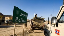Norske ISAF soldater fra PRT Meymaneh på oppdrag i landsbyen Juma Bazar i Faryab-provinsen (Foto: Heiko Junge/Scanpix) Norske ISAF soldater fra PRT Meymaneh på oppdrag i landsbyen Juma Bazar i Faryab-provinsen (Foto: Heiko Junge/Scanpix)
