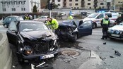 Biljakt i Bergen - Minst to personer er pågrepet etter at en vill politijakt endte med trafikkulykke i Bergen i 20-tida torsdag kveld.
