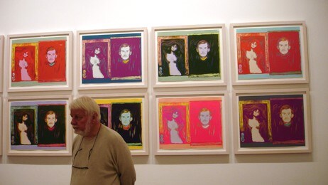 Gunnar Danbolt foran 8 av 16 av Warhols versjoner av Munchs Madonna/Selvportrett (Andy Warhol/BONO20 (Foto: Nina Skurtveit/NRK) Gunnar Danbolt foran 8 av 16 av Warhols versjoner av Munchs Madonna/Selvportrett (Andy Warhol/BONO20 (Foto: Nina Skurtveit/NRK)
