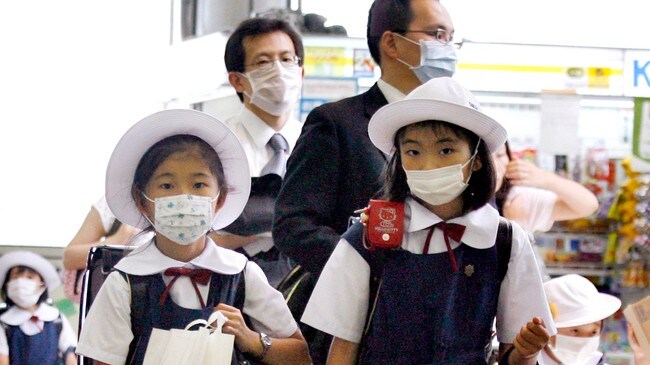 Skolebarn med munnbind (Foto: Shuji Kajiyama/AP) Skolebarn med munnbind (Foto: Shuji Kajiyama/AP)