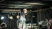 Oslo Ess spanderer på publikum - Rus har vært en del av rockemusikken helt fra den oppstod på 50-tallet.
Men må man leve ut rockemyten for å lage rock’n'roll?

P3 Dokumentar blir med et av Norges aller mest populære rockeband, Oslo Ess, gjennom en Finlandsturné full av fest og moro.

I dette klippet belønner keyboardist Einar Stenseng publikum med sprit.

Hør dokumentaren "Skål for rocken" her: http://p3.no/dokumentar/skal-for-rocken/
