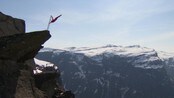 Balansekunstner på Hardangervidda - Eskil Rønningsbakken opplever naturen litt anderledes enn de fleste andre. Her på Trolltunga i Hardanger.