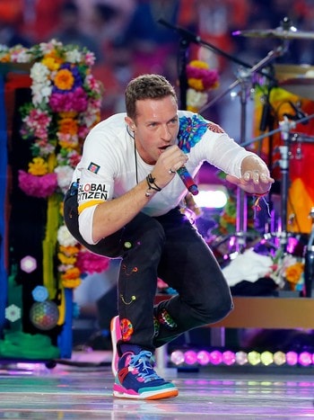  NFL SUPER BOWL / Chris Martin, lead singer of Coldplay Performs during the half-time show at the NFL's Super Bowl 50 between the Carolina Panthers and the Denver Broncos in Santa Clara 