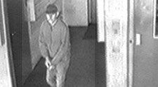Foto av lommemannen. Teke av eit overvakingskamera. (Foto: Politiet)