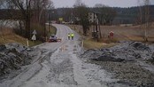 Jordras i Hobøl - Det store leirraset som gikk i Hobøl lørdag formiddag, gjør at fylkesvei 120 trolig kommer til å være stengt hele uken. Flere tusen kubikkmeter med våt leire traff veien med full tyngde.