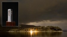 Utøya og minnesmerke (Foto: Larsen, Håkon Mosvold/Nico Widerberg/Scanpix) Utøya og minnesmerke (Foto: Larsen, Håkon Mosvold/Nico Widerberg/Scanpix)