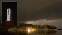 Utøya og minnesmerke (Foto: Larsen, Håkon Mosvold/Nico Widerberg/Scanpix) Utøya og minnesmerke (Foto: Larsen, Håkon Mosvold/Nico Widerberg/Scanpix)
