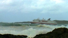 Hurtigruta stamper i grov sjø (Foto: NRK) Hurtigruta stamper i grov sjø (Foto: NRK)