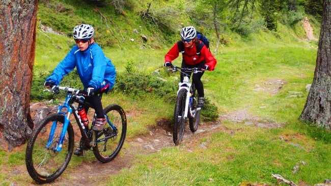 Sykling i skog og mark (Foto: Tord Bern Hansen)