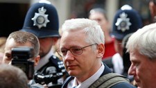 Julian Assange på vei til retten (Foto: Lefteris Pitarakis/Ap) Julian Assange på vei til retten (Foto: Lefteris Pitarakis/Ap)