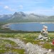 Reinsvatnet mot Reinsvassbu med Reinstinden. Stien på sydsiden av vannet.