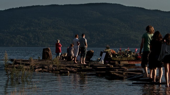 Sørgende ser mot Utøya (Foto: Henrik Lied/NRK) Sørgende ser mot Utøya (Foto: Henrik Lied/NRK)