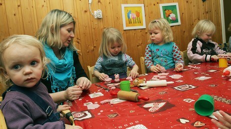 Voksne og barn leker med trolldeig i Vikhammeråsen barnehage  (Foto: Arne Kristian Gansmo/NRK)
