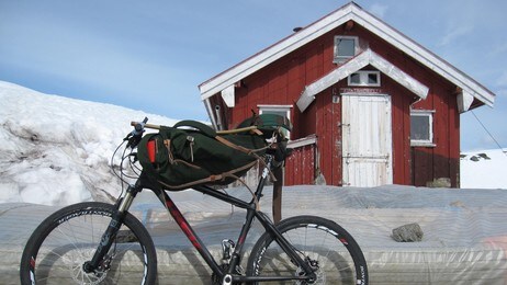 Sykla over Jostedalsbreen (Foto: Leif Sverre Høyvik)
