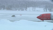 Flyplassen i Tromsø stengt av snø (Foto: Marita Bolle Andersen) Flyplassen i Tromsø stengt av snø (Foto: Marita Bolle Andersen)