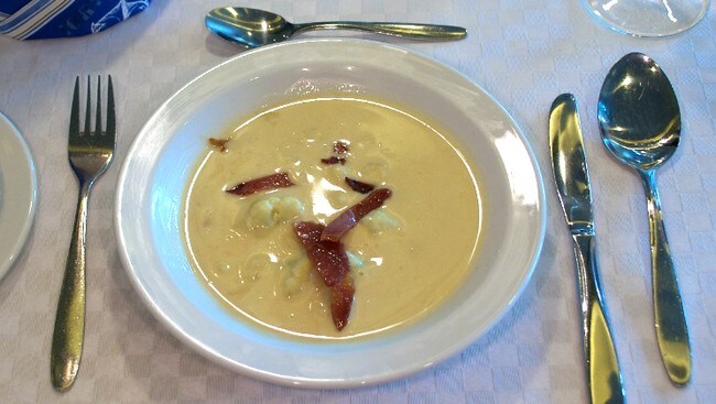 Blomkålsuppe med ristet spekeskinke (Foto: Tore Zakariassen/NRK) Blomkålsuppe med ristet spekeskinke (Foto: Tore Zakariassen/NRK)