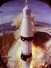 Apollo 11 skytes opp fra Cape Canaveral 17. juli 1969 (AP) Apollo 11 skytes opp fra Cape Canaveral 17. juli 1969 (AP)