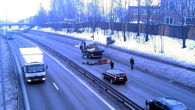 Kranbil mistet krana på E18 (Foto: Knut Haarberg) Kranbil mistet krana på E18 (Foto: Knut Haarberg)
